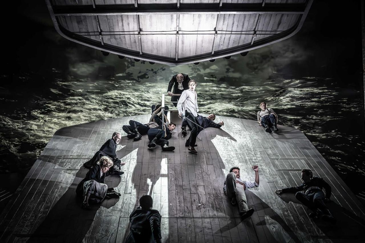 На фото &ndash; сцена из спектакля "Гамлет" / фото предоставлено пресс-службой Королевской Шекспировской компании