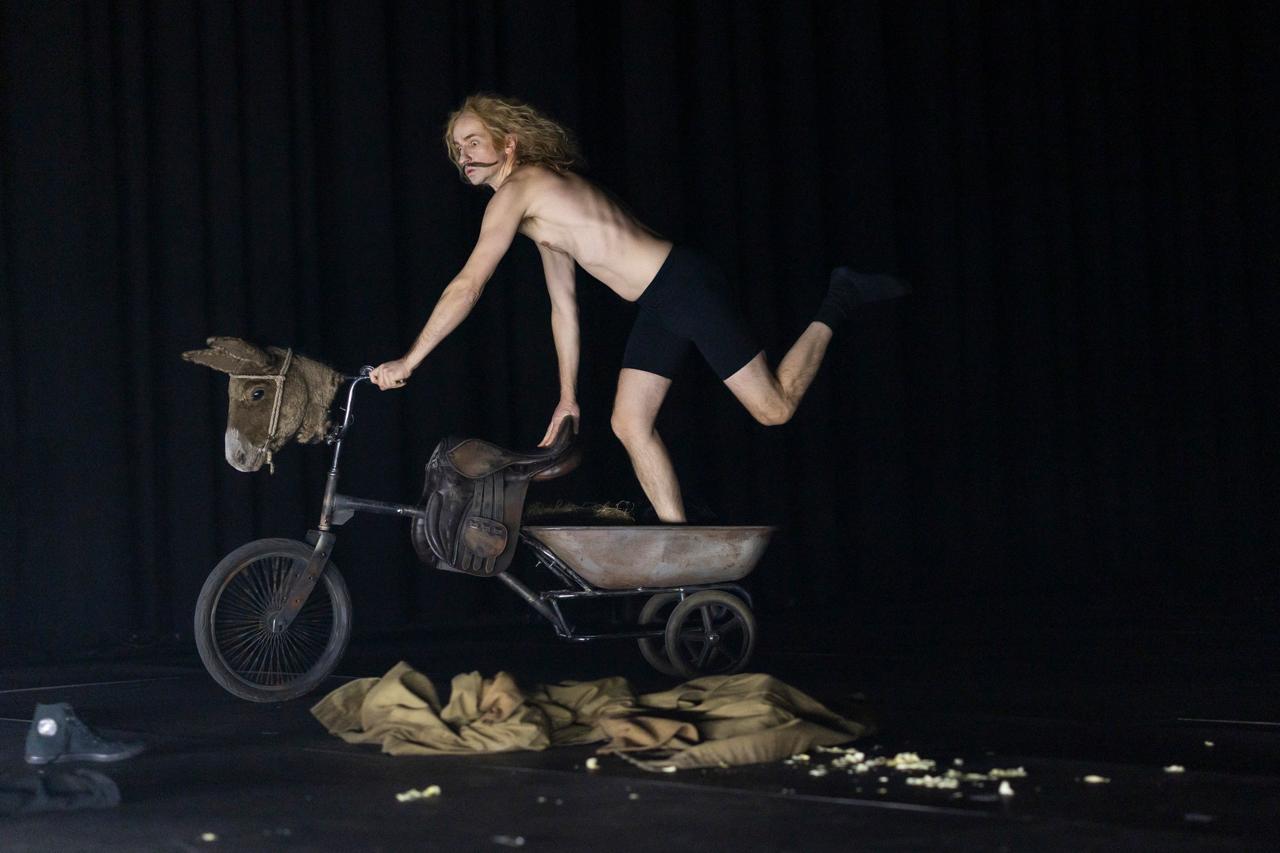 На фото &ndash; сцена из спектакля "Дон Кихот" &copy;Janis Deinats