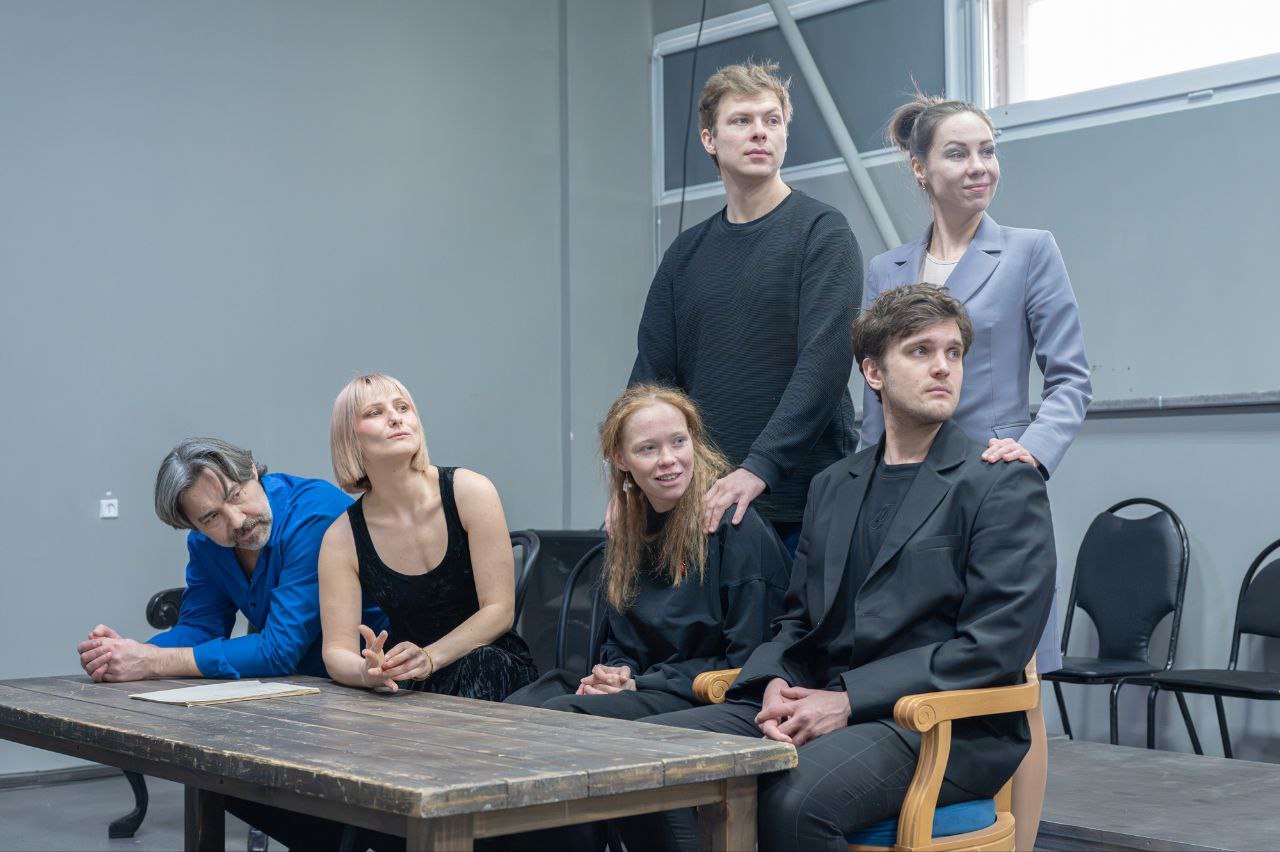 На фото &mdash; момент репетиции спектакля &laquo;Тартюф&raquo; &copy; соцсети Саратовского театра драмы имени Слонова
