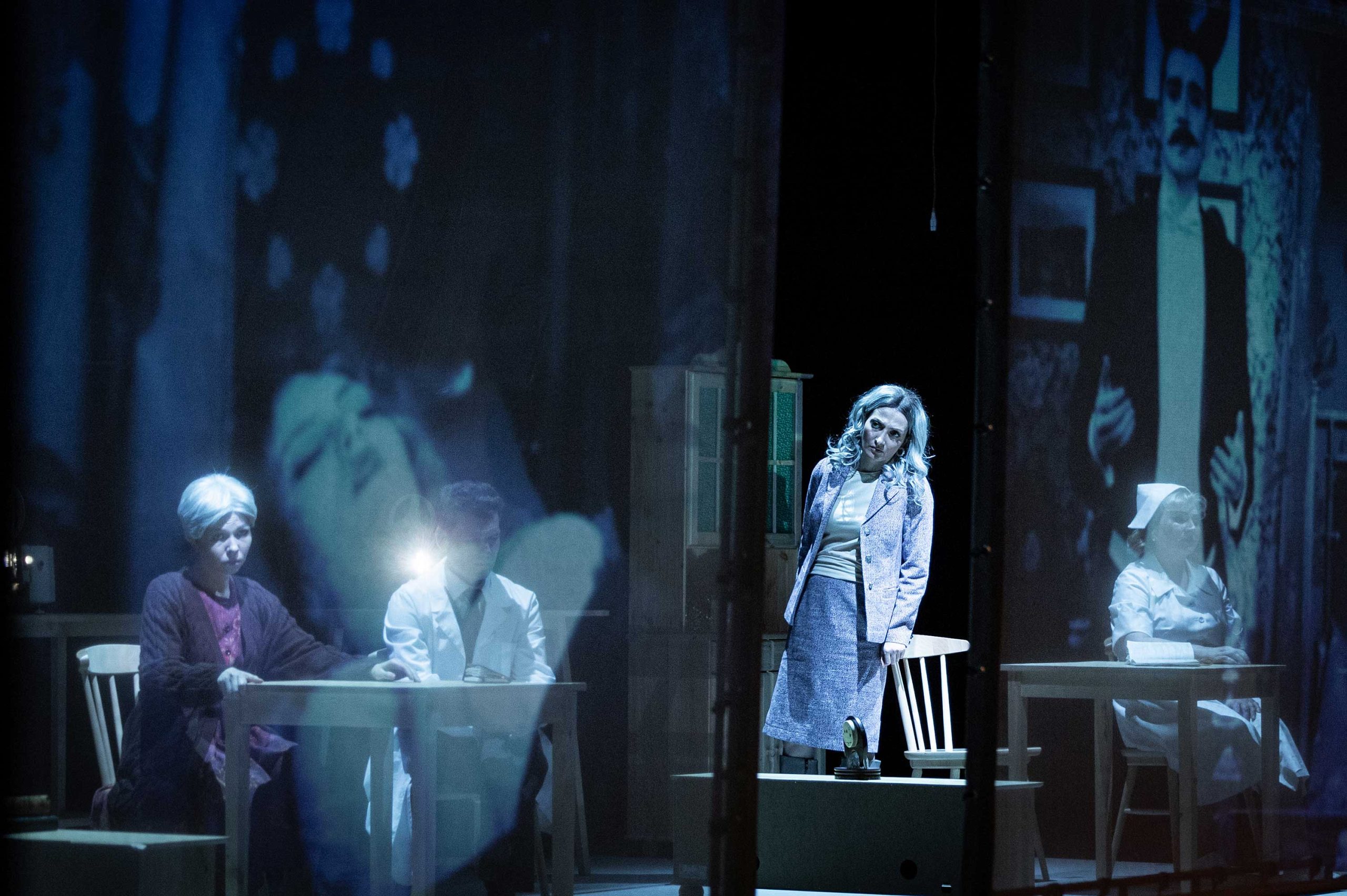 На фото &mdash; сцена из спектакля &laquo;Ванесса&raquo; &copy; novayaopera.ru