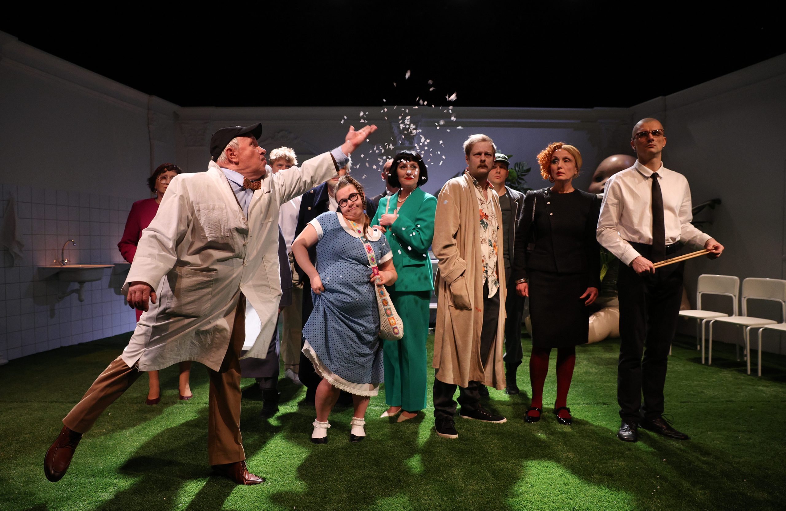 На фото &mdash; сцена из спектакля &laquo;Человек, который принял жену за шляпу&raquo; &copy; Стас Левшин