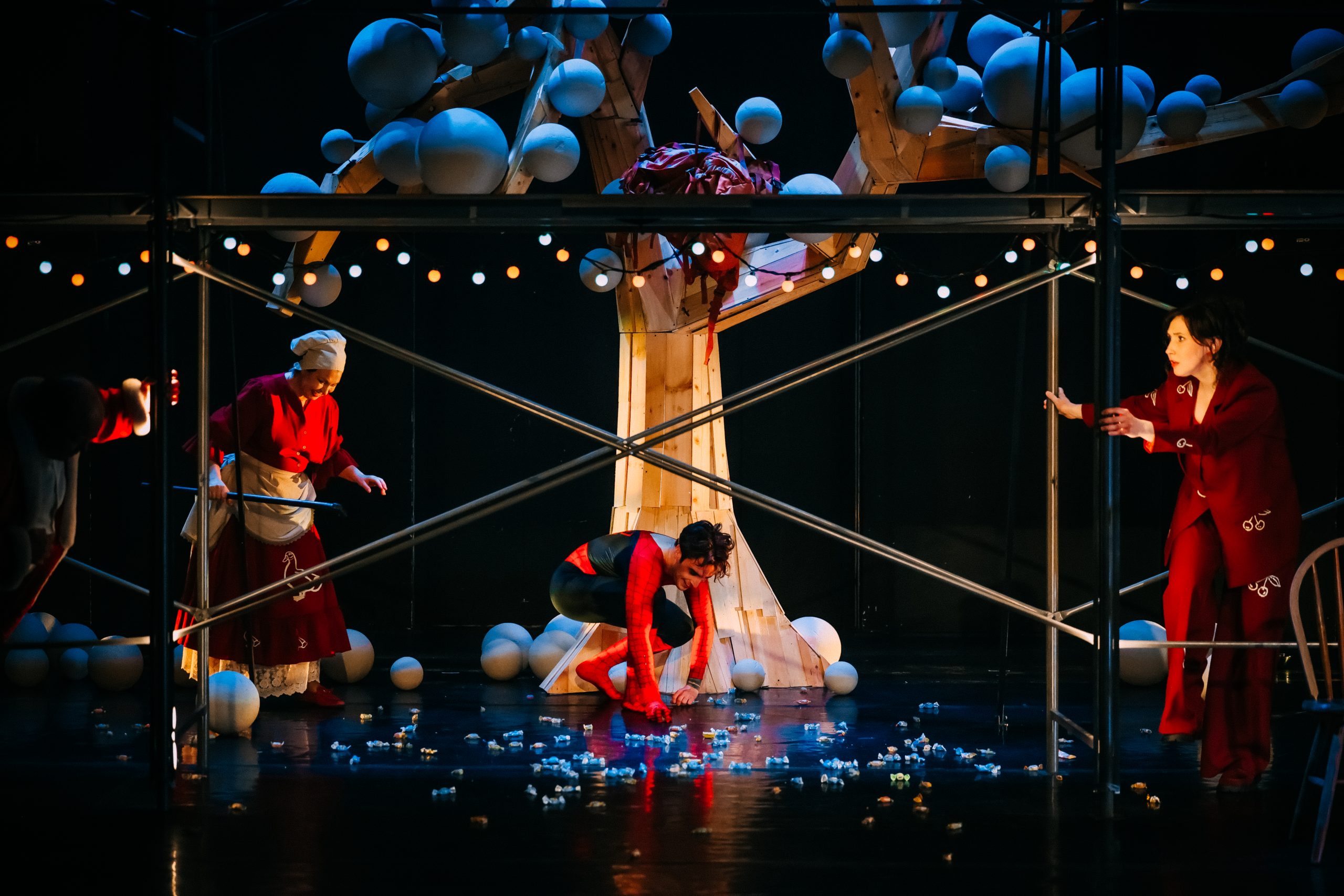 На фото &mdash; сцена из спектакля &laquo;Мой дедушка был вишней&raquo; &copy; tdt.kto72.ru