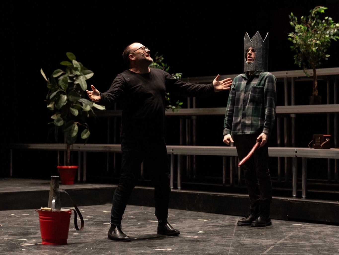 На фото &mdash; момент репетиции спектакля &laquo;Король Матиуш Первый&raquo; &copy; соцсети Самарского театра юного зрителя &laquo;СамАрт&raquo;