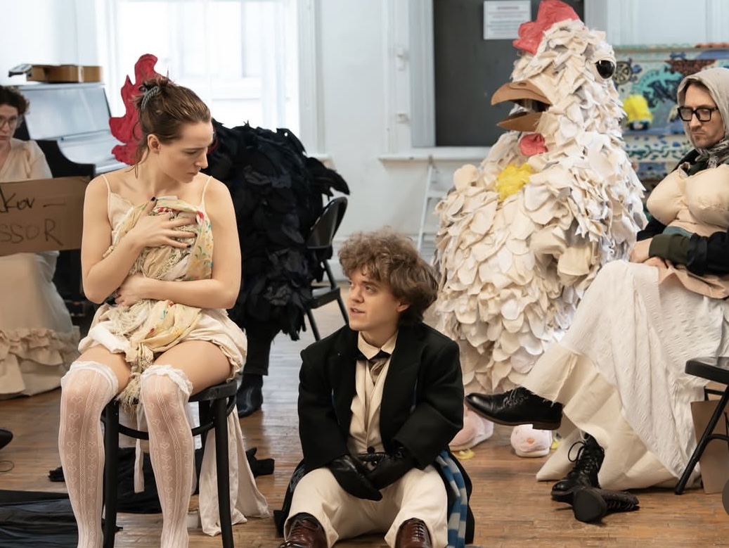 На фото &mdash; момент репетиции спектакля &laquo;Дядя Ваня&raquo; &copy; соцсети Krymov Lab NYC