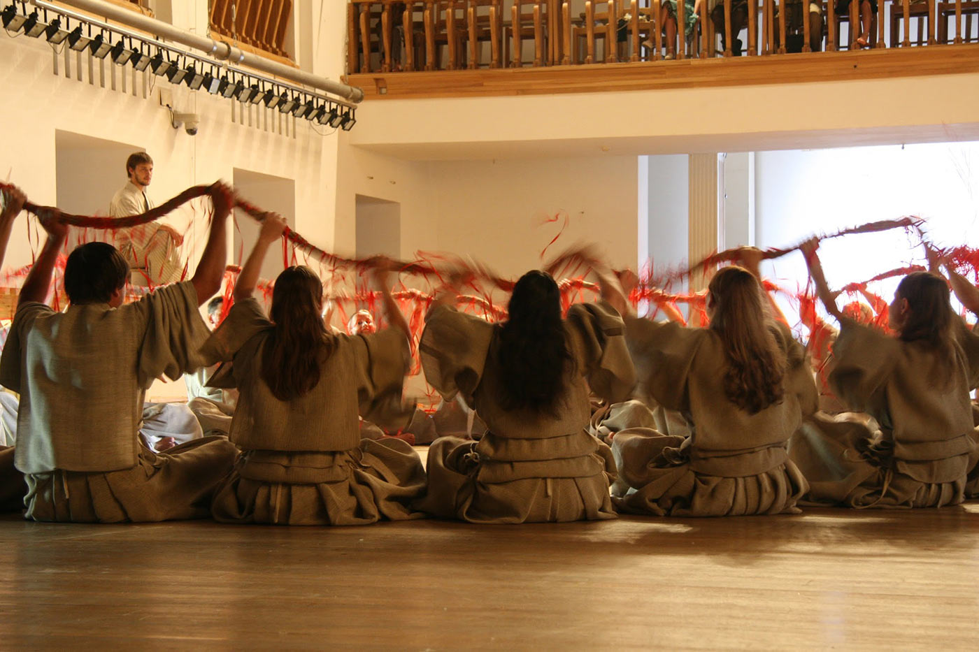 На фото &mdash; сцена из спектакля &laquo;Илиада. Песнь XXIII. Погребение Патрокла. Игры&raquo; &copy; sdart.ru