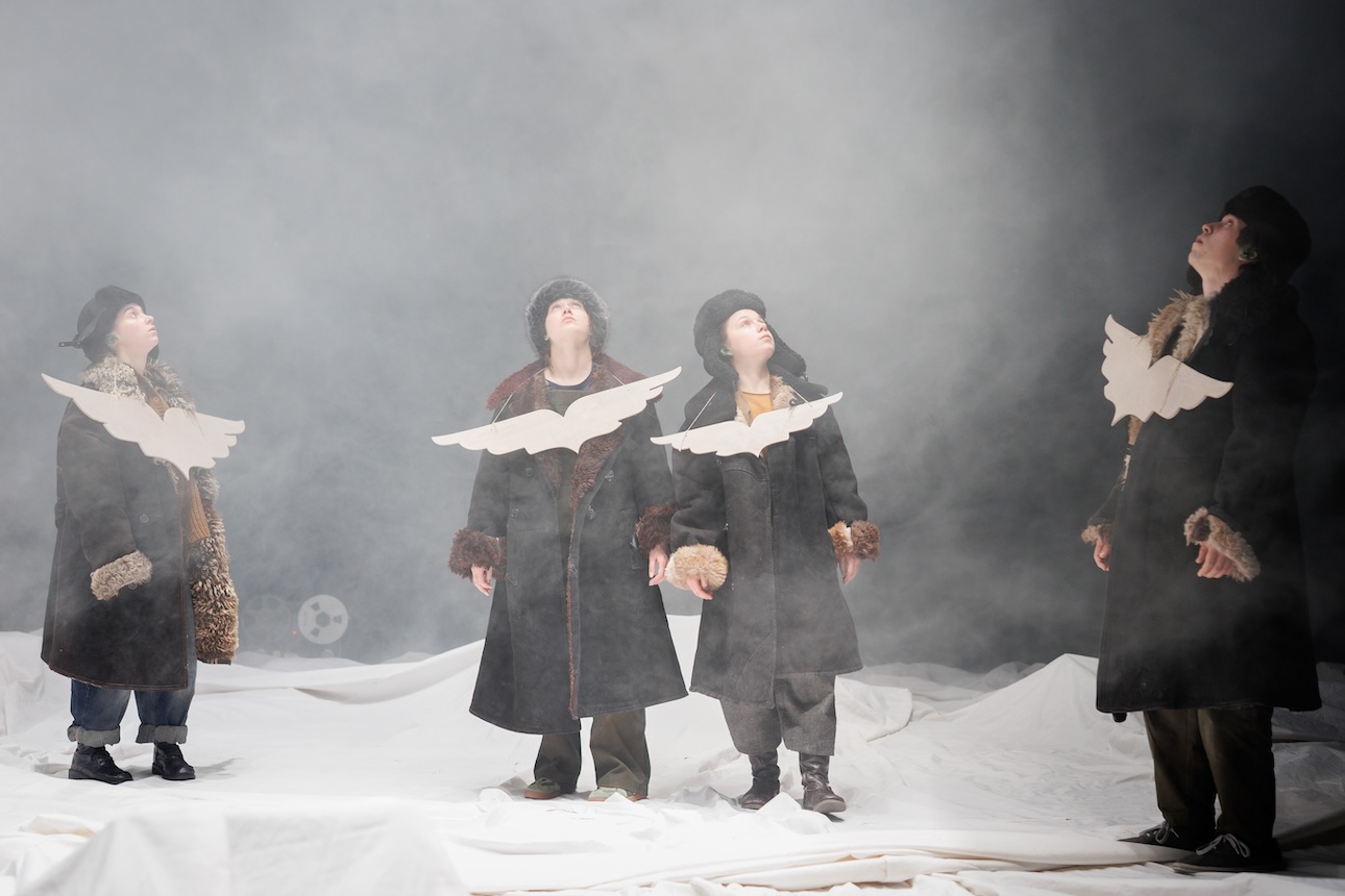 На фото &ndash; сцена из спектакля "Исчезновение" / &copy;Стас Левшин. Фото предоставлено пресс-службой БДТ имени Товстоноова 