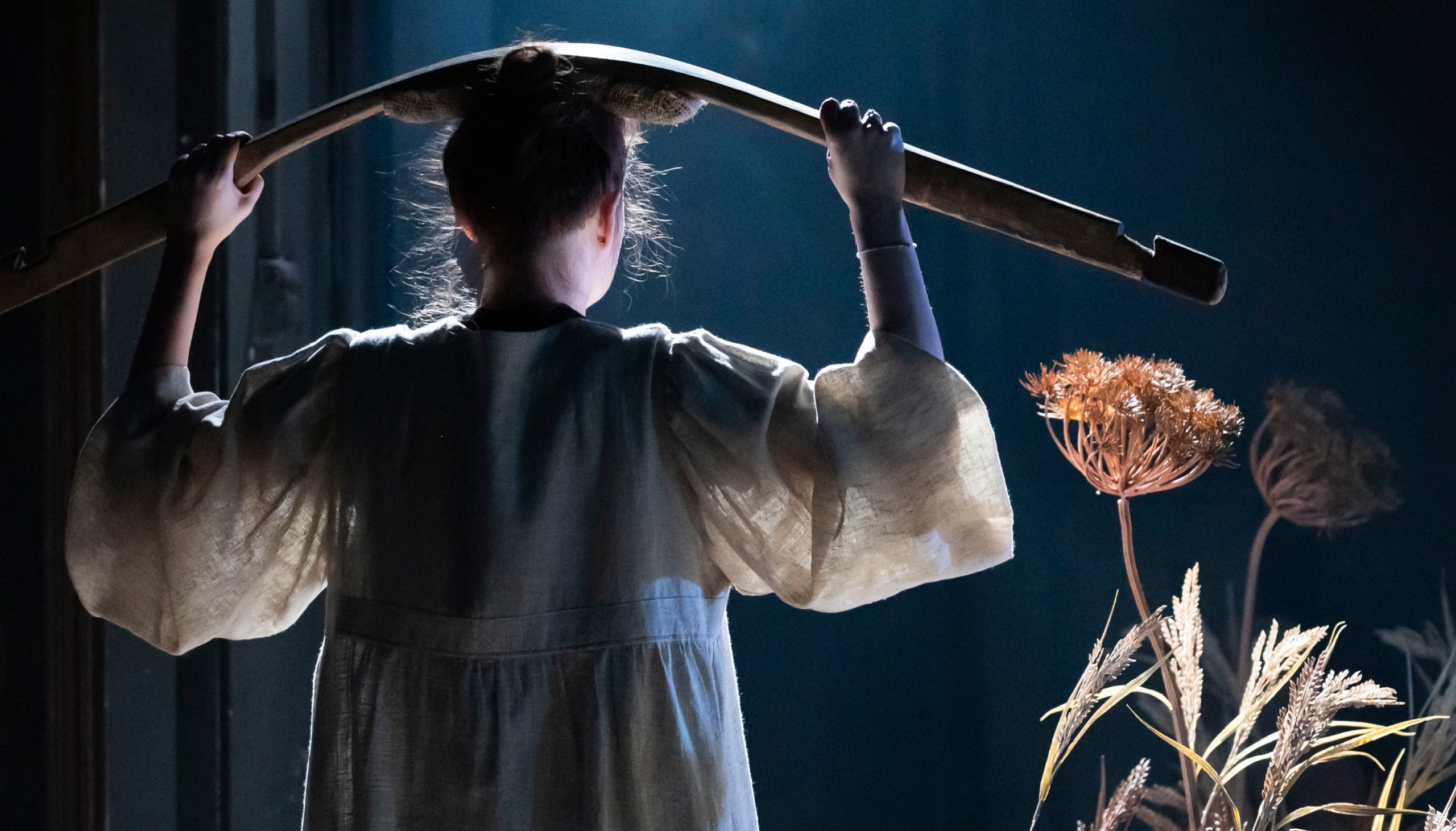 На фото &mdash; момент репетиции спектакля &laquo;Корова&raquo; &copy; Мария Рябкова