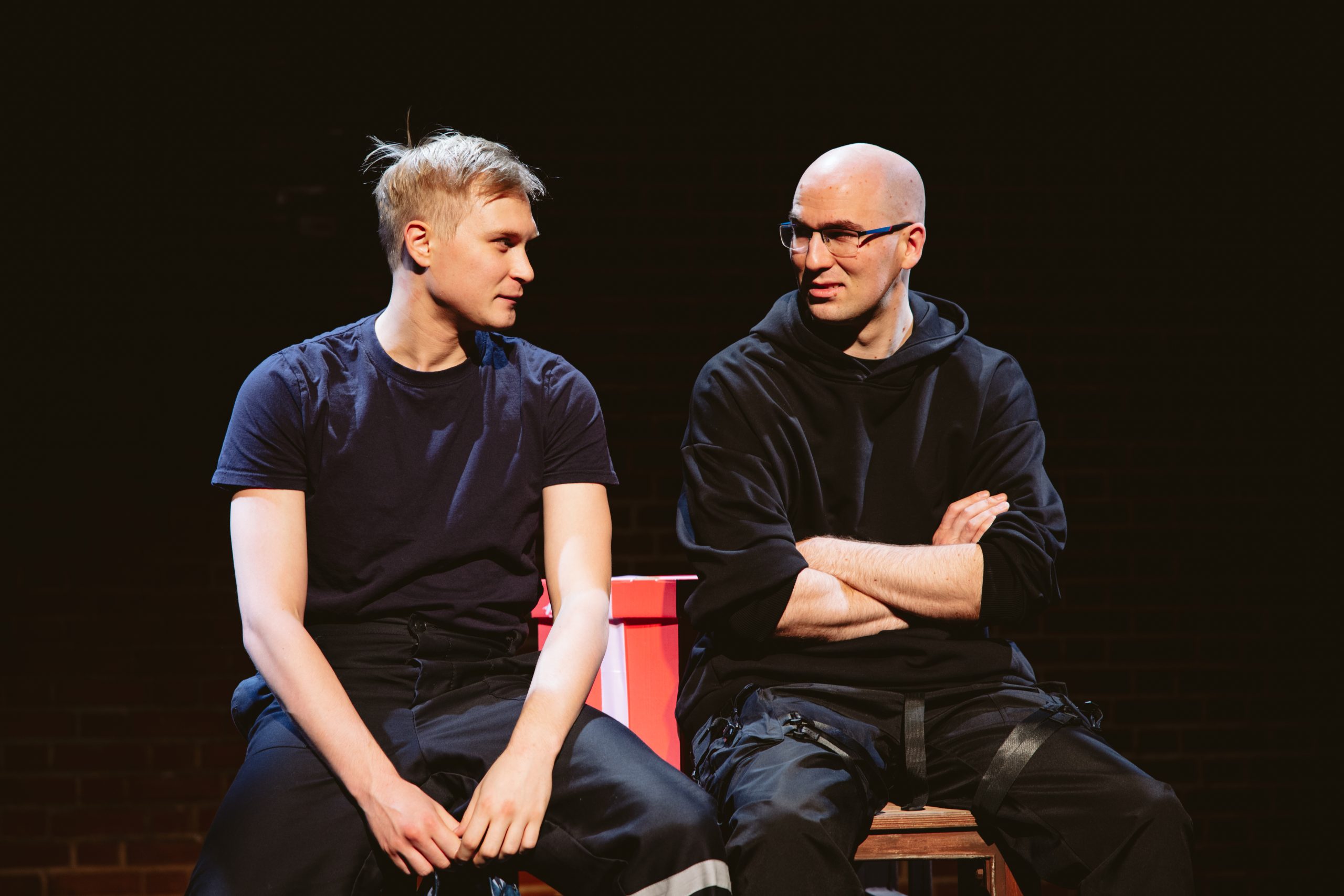 На фото &mdash; Иван Капорин и Дмитрий Крестьянкин в спектакле &laquo;День закрытых дверей&raquo; &copy; пресс-служба Театра Наций