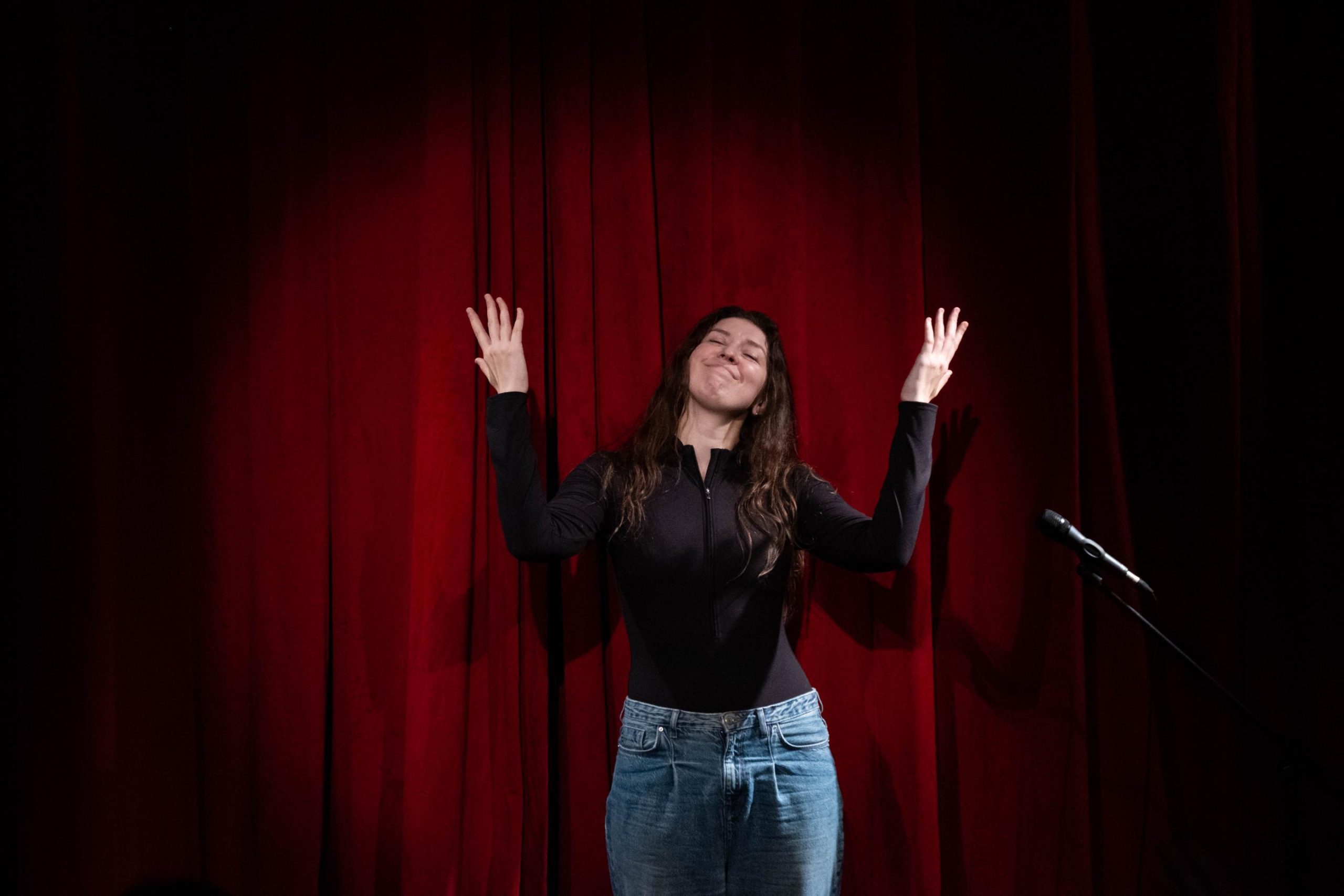 На фото &mdash; сцена из спектакля &laquo;Ничего святого&raquo; &copy; teatrpanova.ru