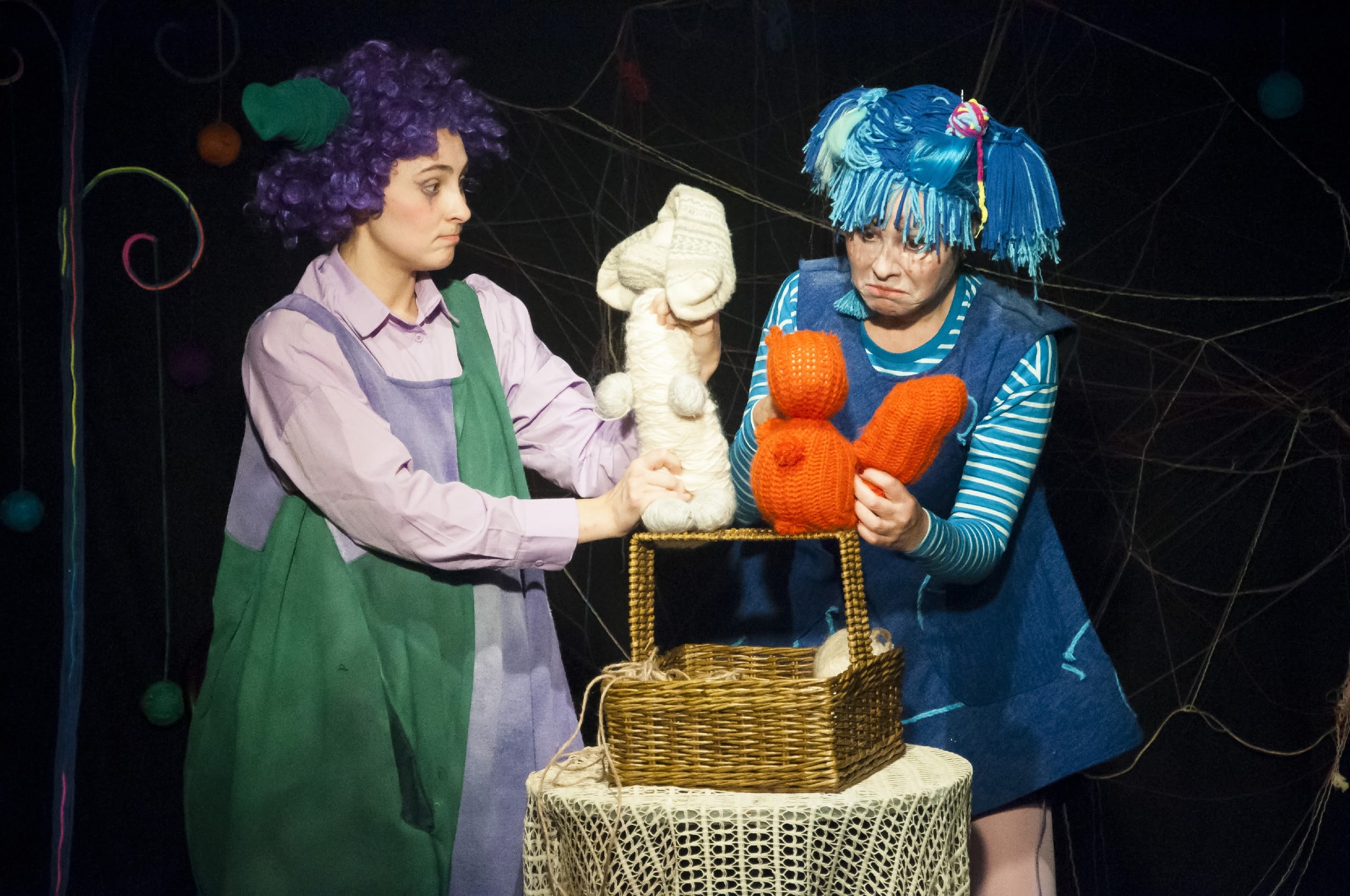 На фото &ndash; сцена из спектакля &laquo;Вязаные сказки&raquo; &copy; соцсети театрального товарищества &laquo;Комик-трест&raquo;
