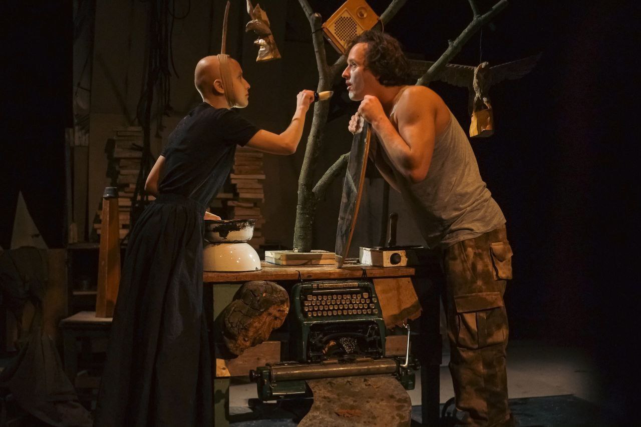 На фото &mdash; сцена из эскиза &laquo;История коммунизма в рассказах для душевнобольных&raquo; &copy; Елена Карпова
