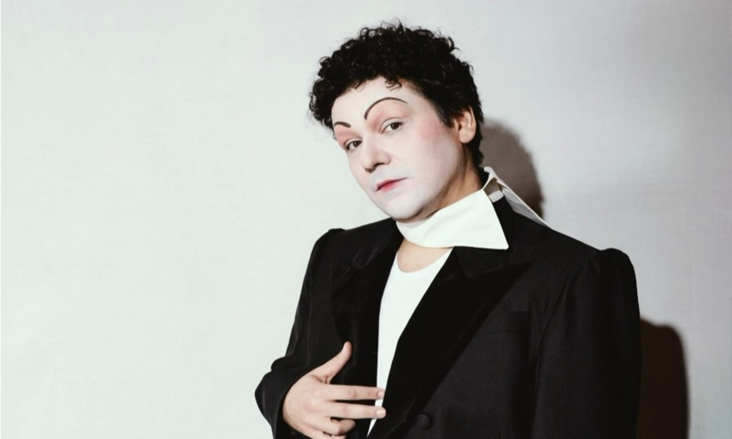 На фото &mdash; Алексей Попов в роли Ивана Подколёсина &copy; соцсети Красноярского драмтеатра имени Пушкина
