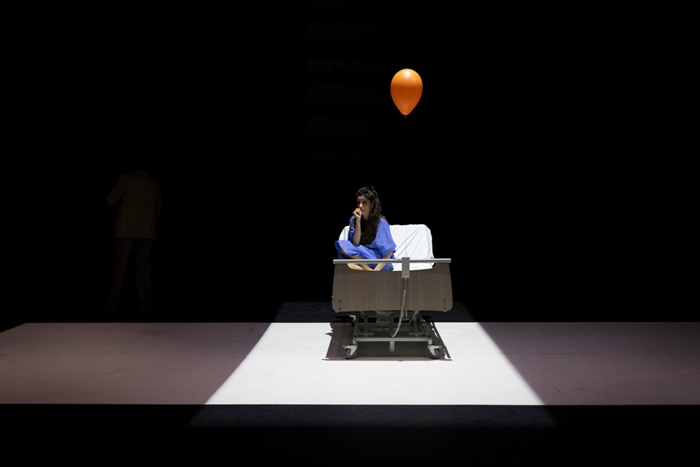 На фото &ndash; сцена из спектакля "Анатомия самоубийства" / &copy;G&eacute;raldine Aresteanu 