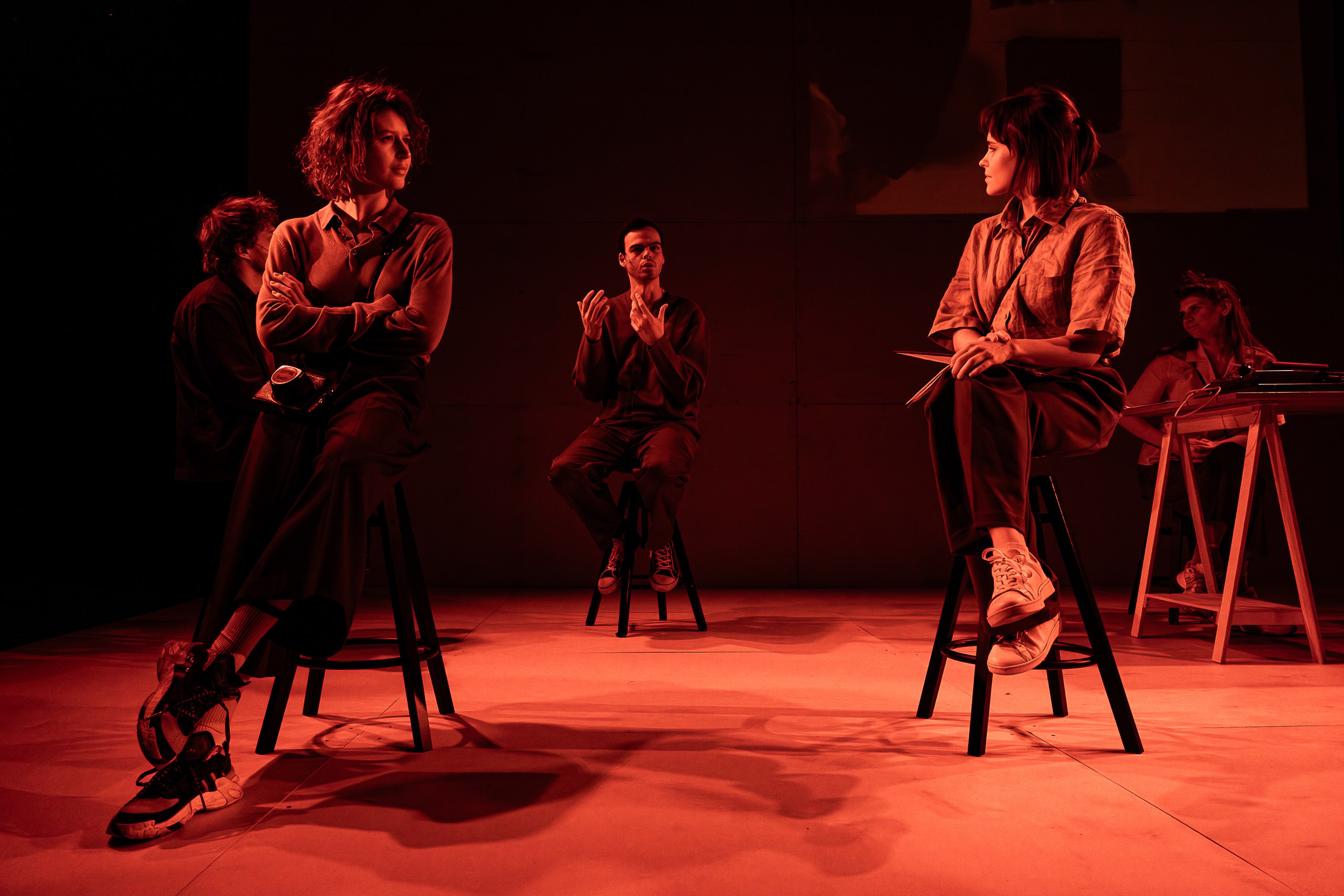 На фото &mdash; момент репетиции спектакля &laquo;Контрольные отпечатки&raquo; &copy; Катерина Шрамко