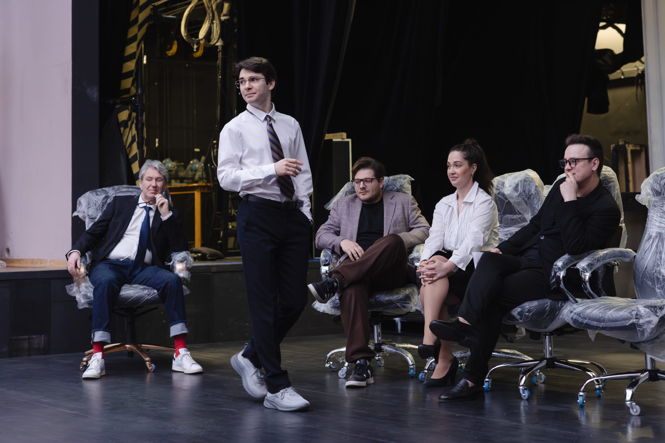На фото &ndash; момент репетиции спектакля &laquo;История одного офиса&raquo; &copy; Мария Ежова