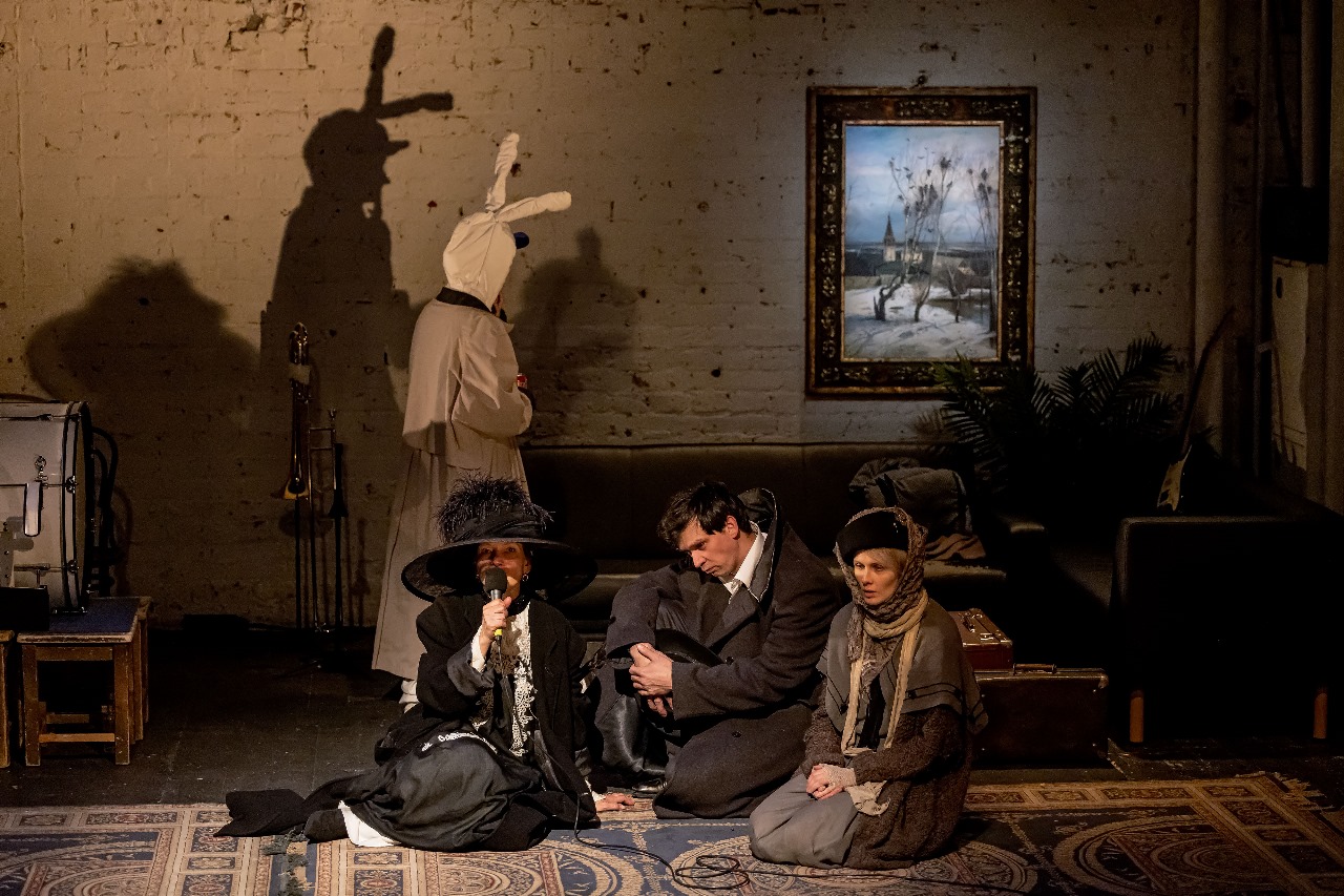 На фото &mdash; сцена из спектакля &laquo;Доктор Живаго&raquo; &copy; Денис Жулин