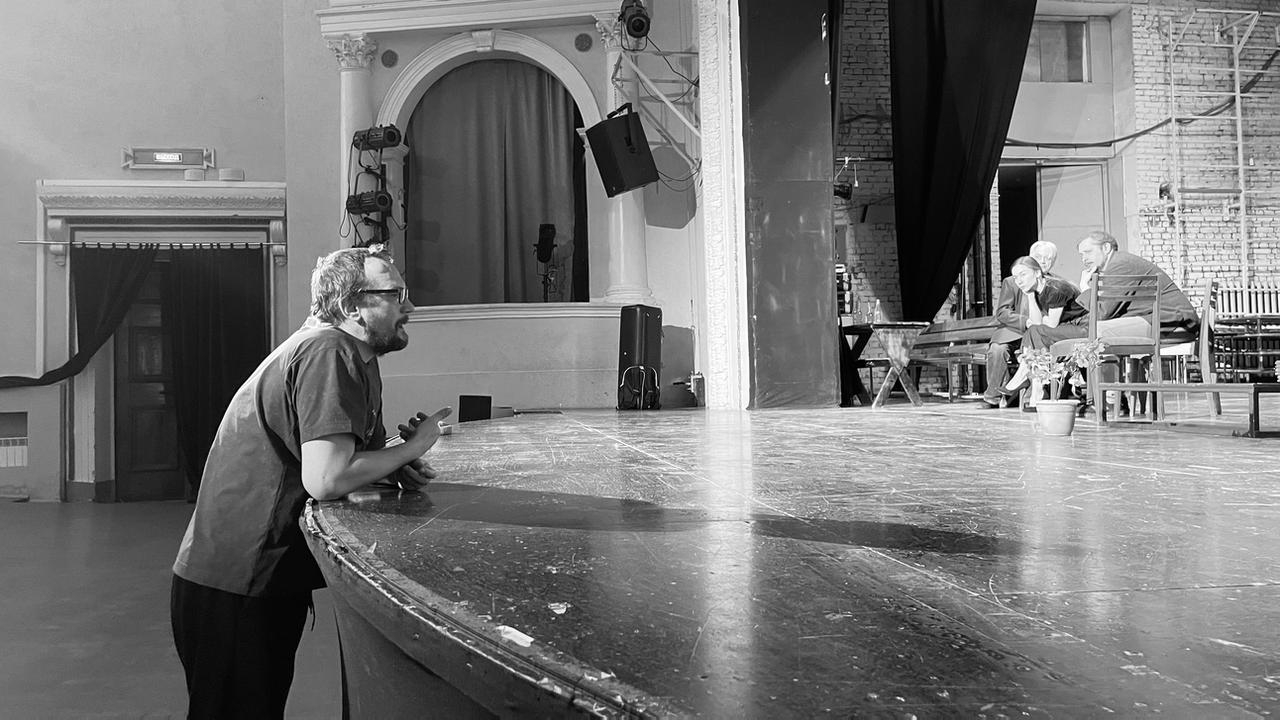 На фото &mdash; момент репетиции спектакля &laquo;52 герца&raquo; &copy; пресс-служба Березниковского драматического театра
