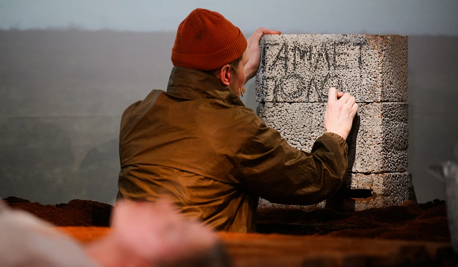 На фото &mdash; сцена из спектакля &laquo;Датский магазин лопат&raquo; &copy; teatr-teatr.com