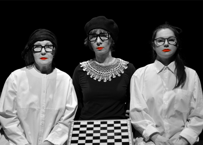 Промофото спектакля &laquo;Сквозь зеркало&raquo; &copy; пресс-служба Новгородского театра для детей и молодёжи &laquo;Малый&raquo;
