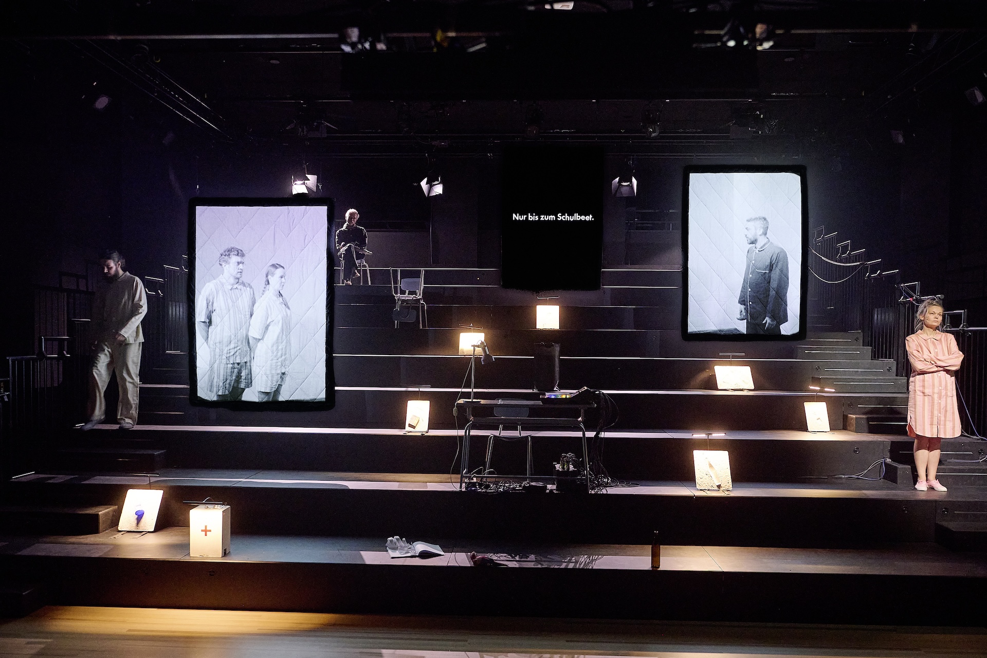 На фото: сцена из спектакля "Black box" ("Черная коробка") / &copy; Stephan Floss