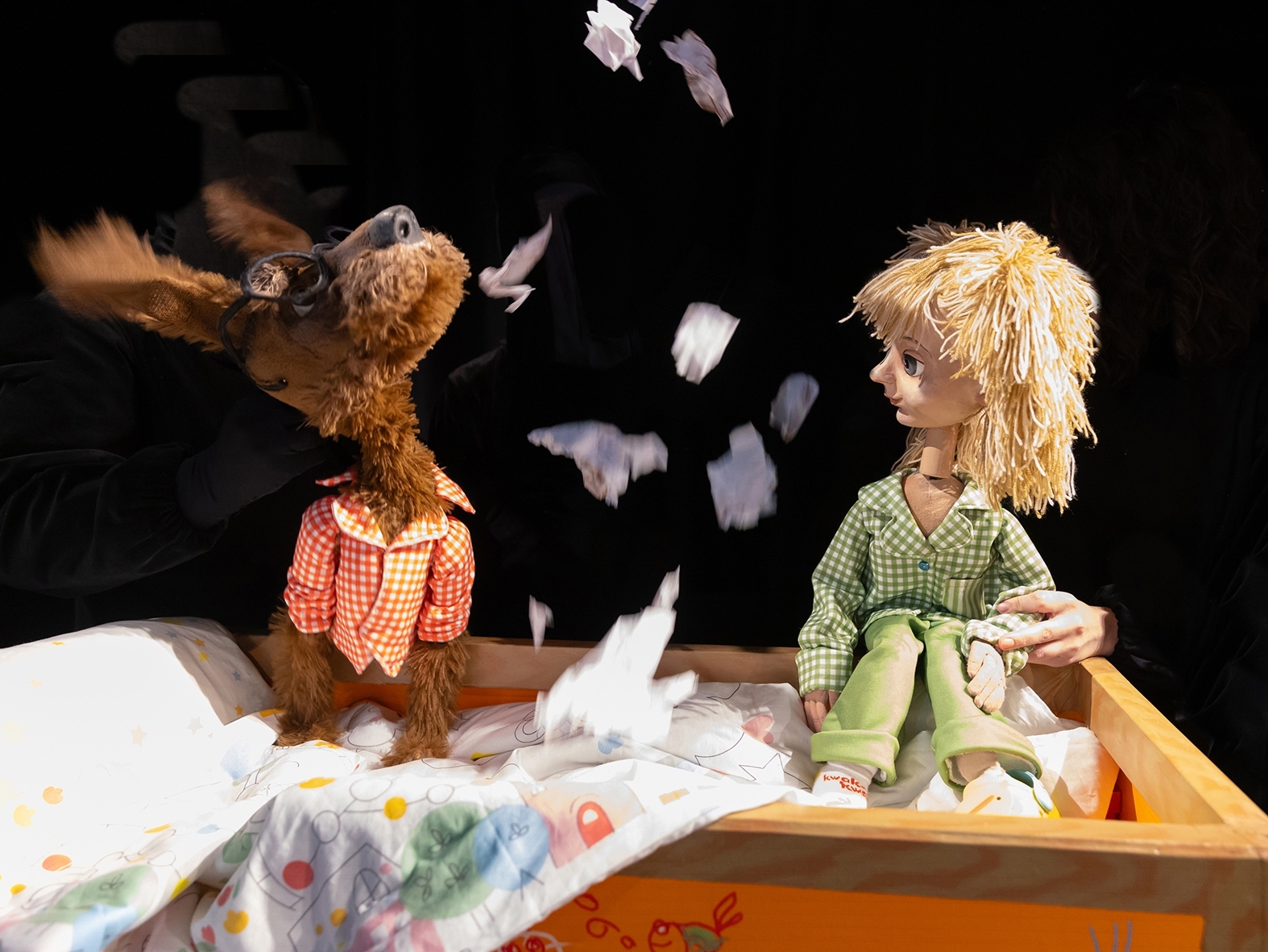 На фото &mdash; момент  репетиции спектакля &laquo;Когда придёт Динозавр&raquo; &copy; Анна Гребляускайте