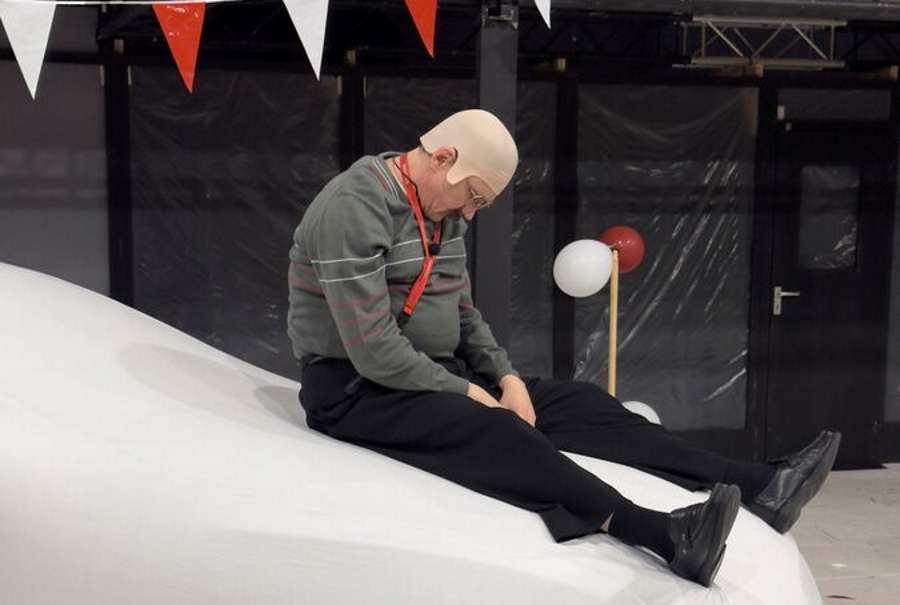 На фото &mdash; сцена из спектакля &laquo;Скупой&raquo; &copy; Юрген Теллер