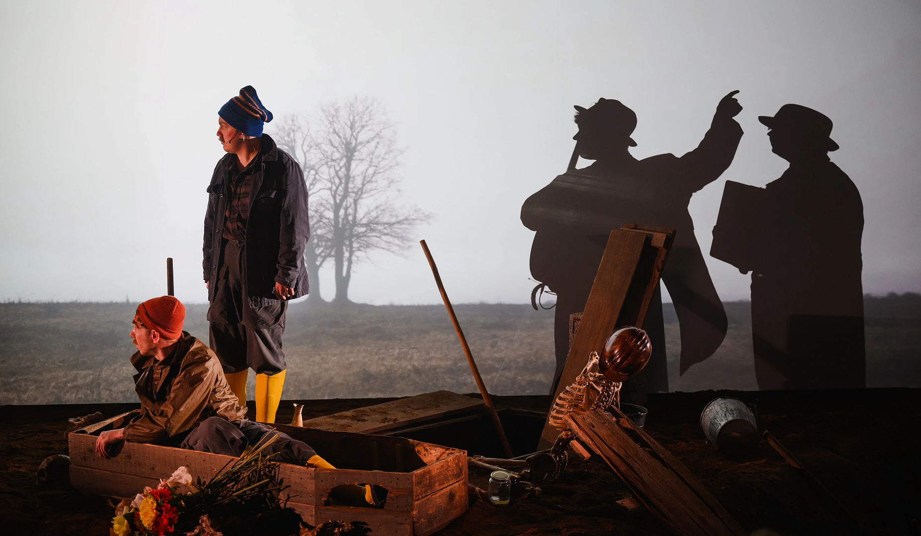 На фото &mdash; сцена из спектакля &laquo;Датский магазин лопат&raquo; &copy; сайт пермского Театра-Театра