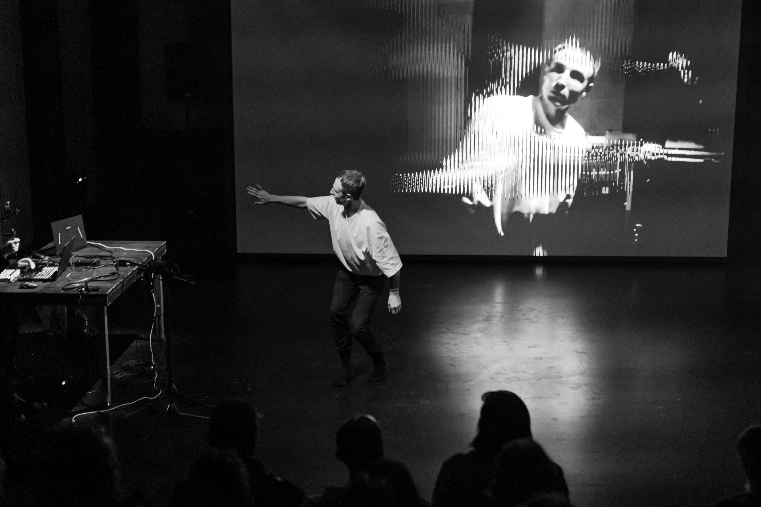 
На фото &mdash; сцена из спектакля &laquo;Ю-МЭН&raquo; &copy; пресс-служба фестиваля &laquo;Пятилетка&raquo;
