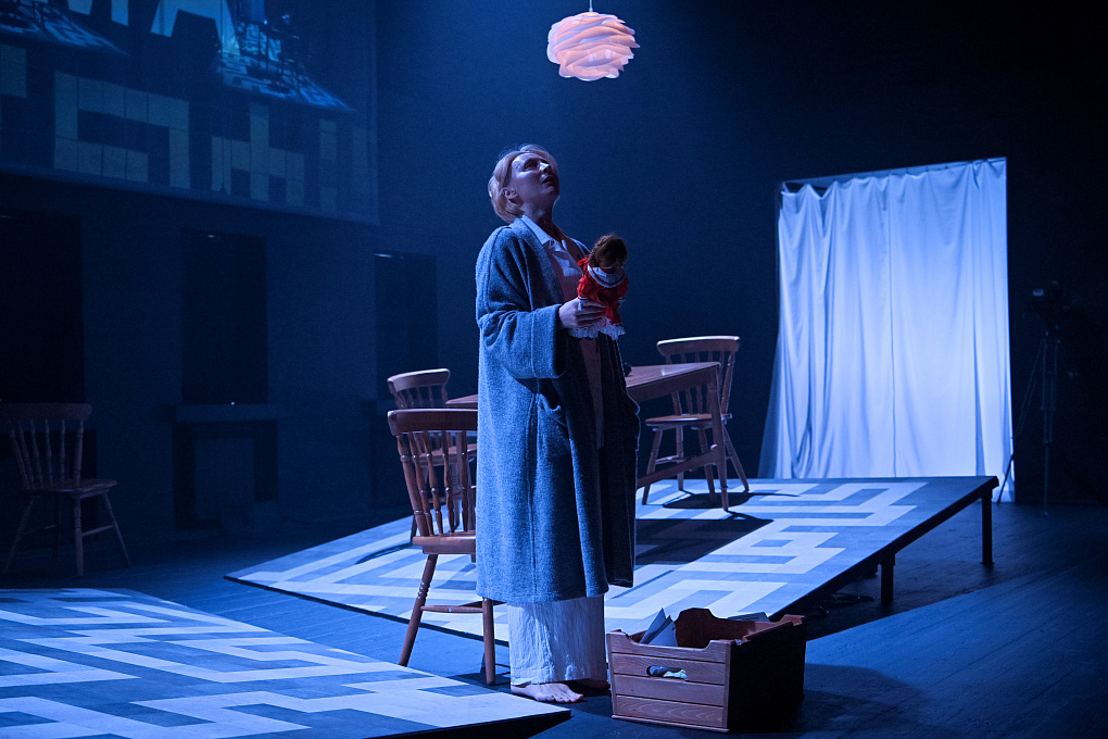 На фото &mdash; момент репетиции спектакля &laquo;Мама&raquo; &copy; omskdrama.ru