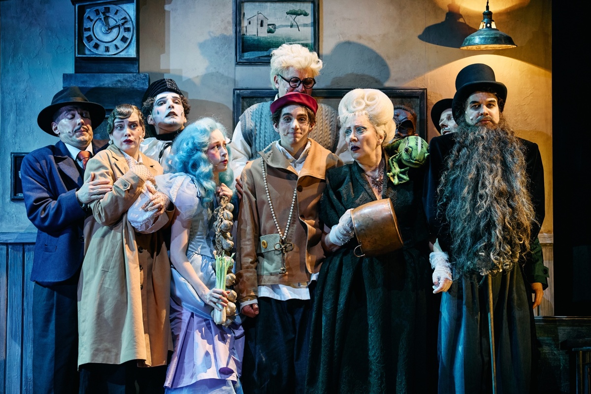 На фото &mdash; сцена из спектакли &laquo;Золотой ключик или...&raquo; &copy; dramteatr39.ru