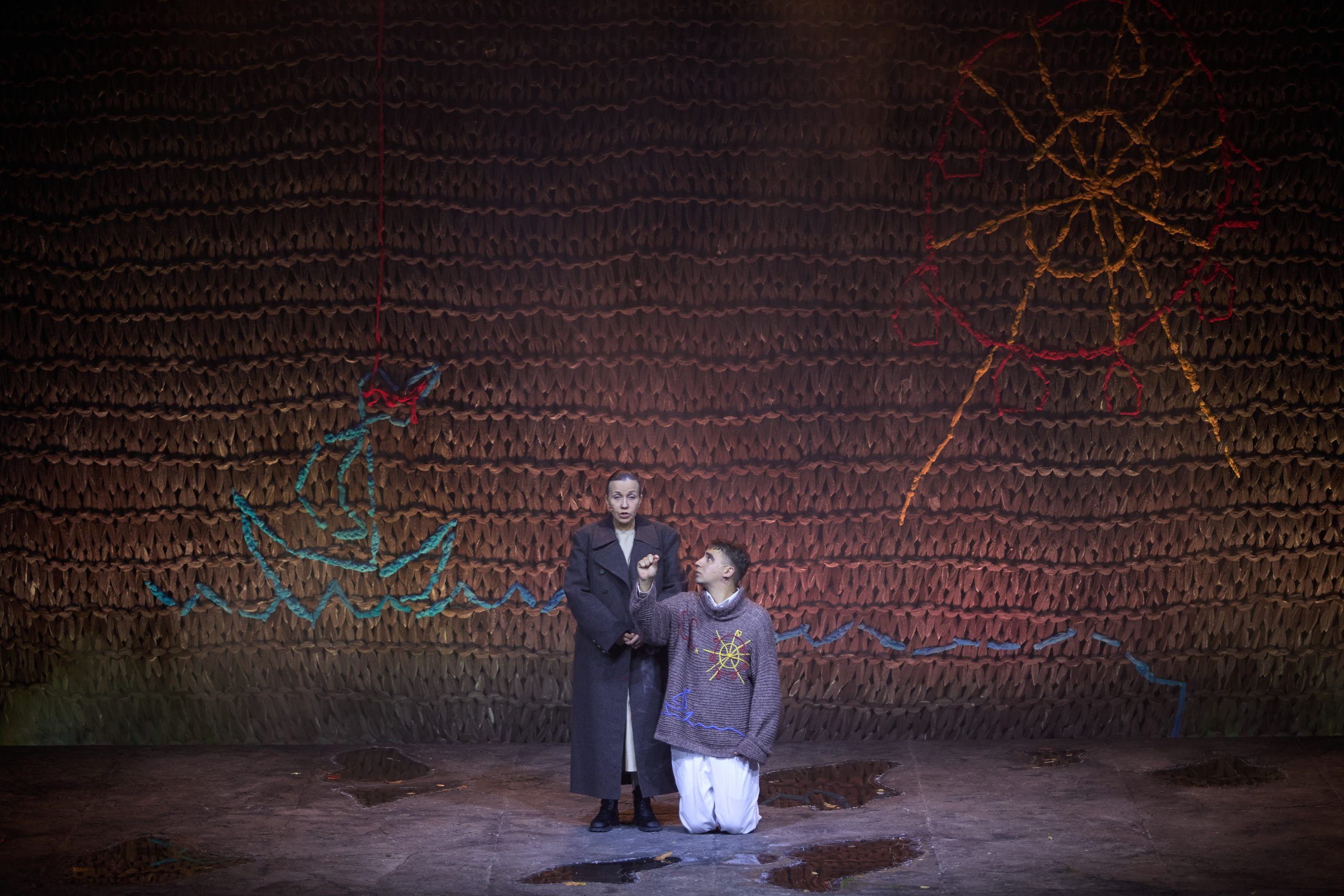 На фото &mdash; момент репетиции спектакля &laquo;Похороните меня за плинтусом&raquo; &copy; Татьяна Мелкозёрова