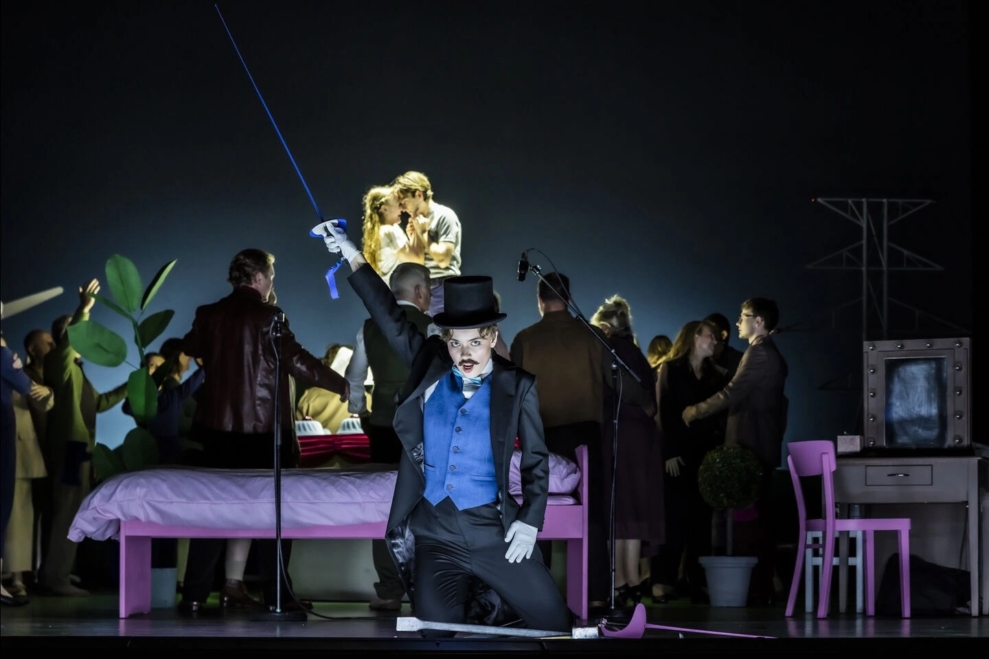 На фото &mdash; сцена из спектакля  &laquo;Ромео и Джульетта&raquo; &copy; staatstheater-cottbus.de