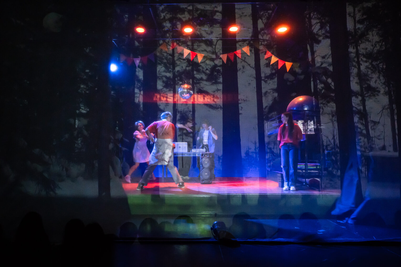 На фото &mdash; сцена из спектакля &laquo;Лето&raquo; &copy; theatre27.ru